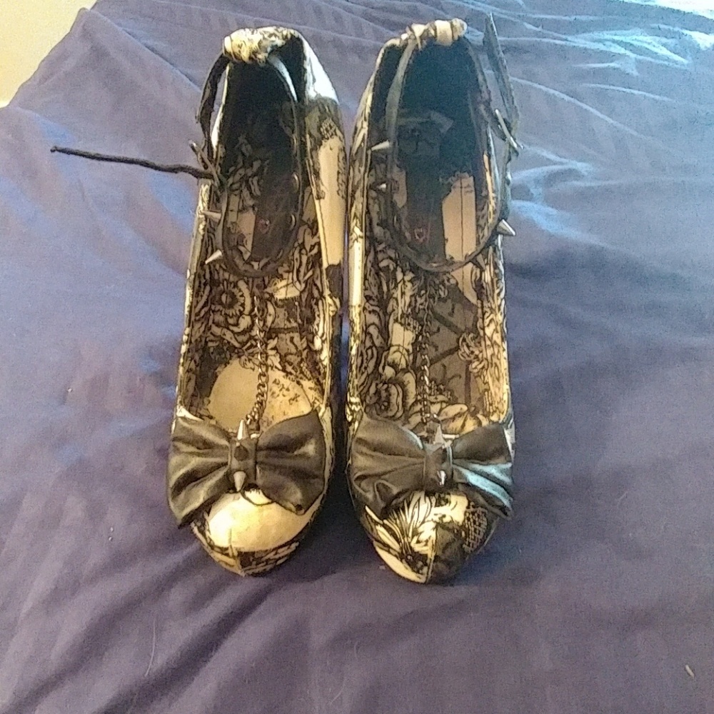 Spiked skull platforms